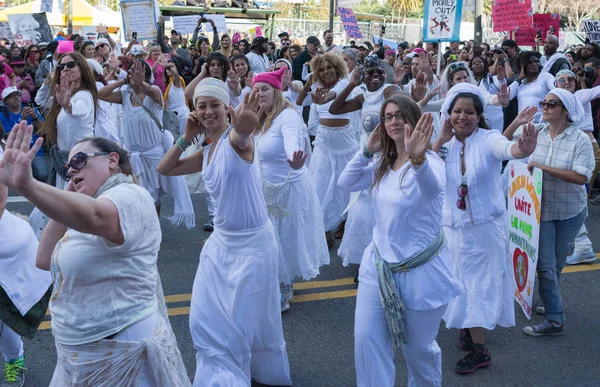 Pessoas dançando durante a marcha das mulheres — Fotografia de Stock