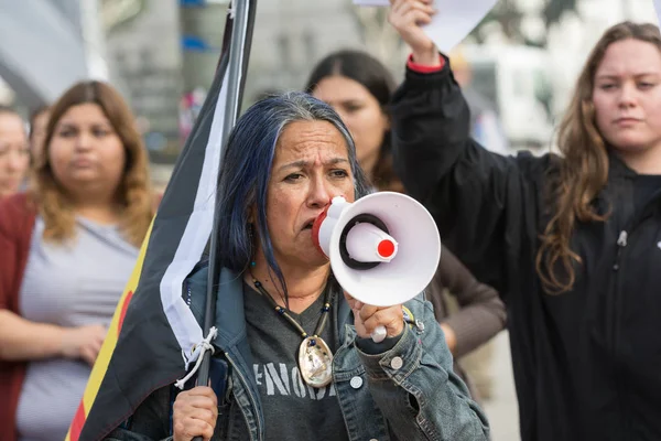 Activiste parlant en mégaphone — Photo