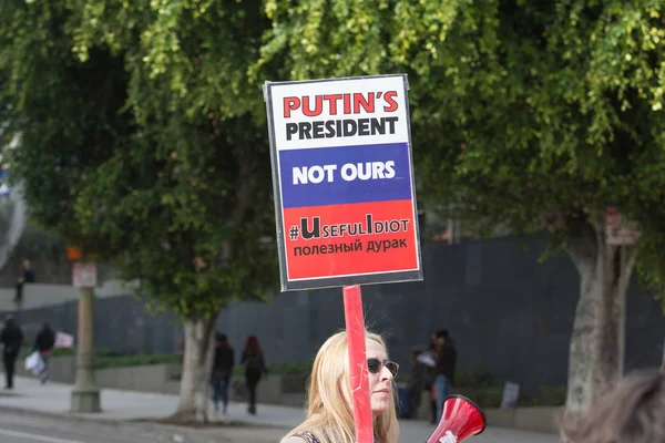 Mujer sosteniendo letrero sobre presidente ruso — Foto de Stock