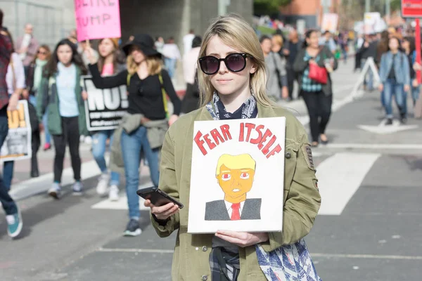 Activista sostiene un cartel sobre el presidente Trump — Foto de Stock