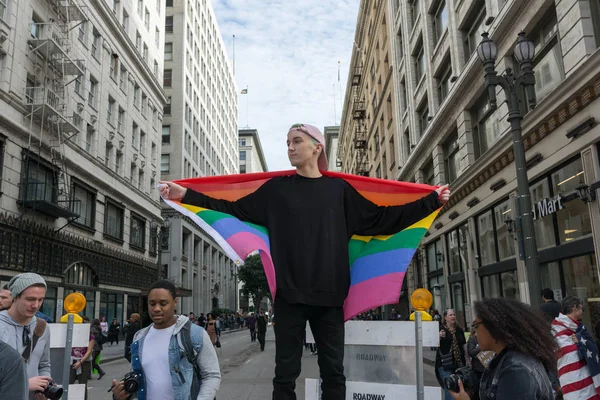 Ativista LGBT com bandeira colorida — Fotografia de Stock