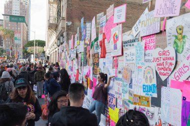 Duvar protesto posterler ile kaplı