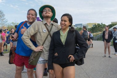 Katılımcılar pantolon olmadan