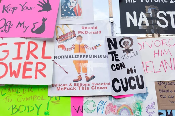 Pared cubierta con carteles de protesta — Foto de Stock