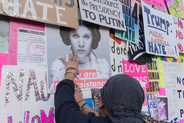 Aktivist heftet Protestplakate an die Wand — Stockfoto