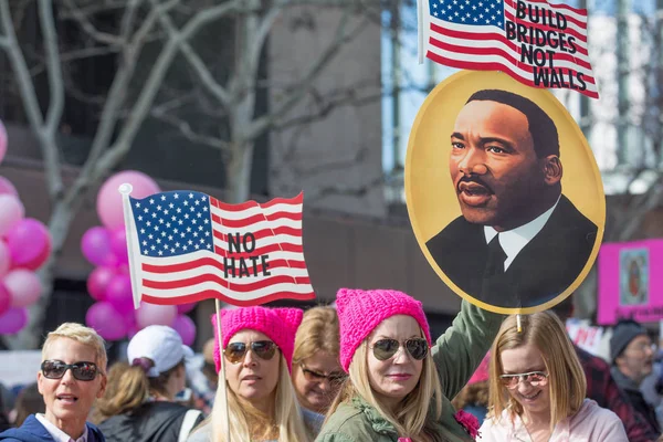 Activistas con banderas estadounidenses e imagen de Martin Luter King — Foto de Stock