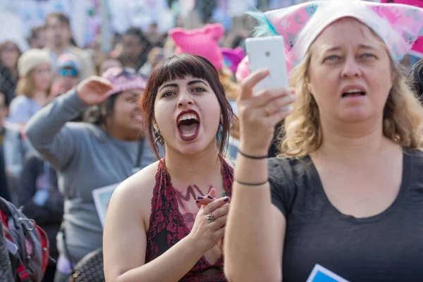 Activista gritando durante la Marcha de Mujeres — Foto de Stock