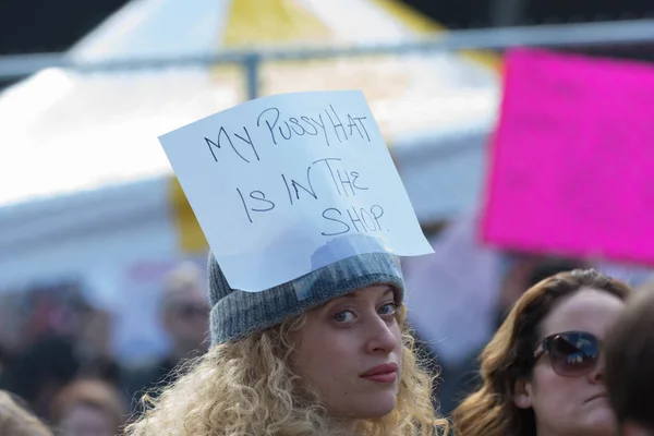 Activist houdt een teken — Stockfoto