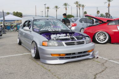 Eski model Acura araba ekranda