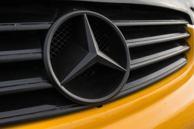 Ekran üzerinde Mercedes-Benz amblemi