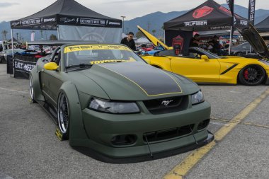 Ford Mustang Cabrio ekranda