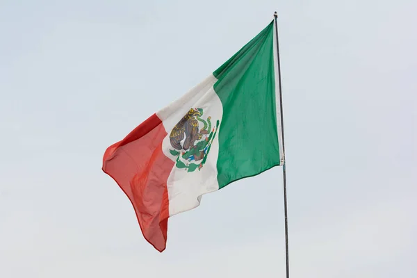Bandera mexicana tejiendo en el fondo del cielo — Foto de Stock