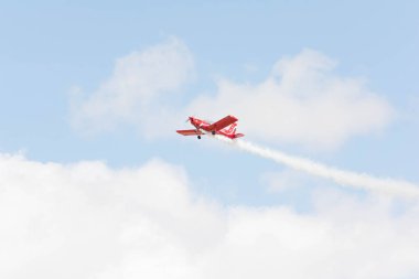 Rob Harrison yuvarlanan ayı uçuyor bir Zlin 142