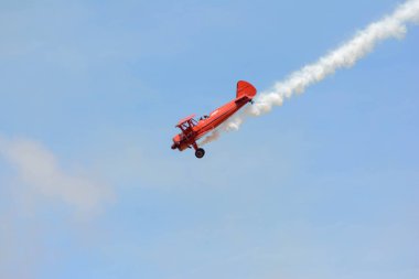 Vicky onun 1940 Boeing Stearman uçan Benzing