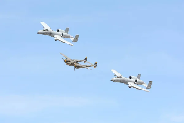A-10 şimşek II ve Lockheed P-38 Lightning ekranda — Stok fotoğraf