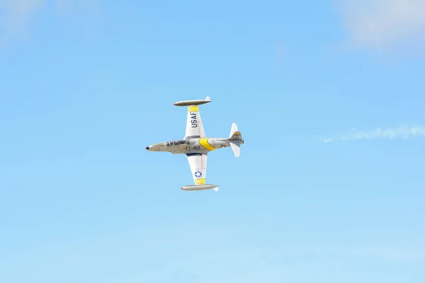 Greg wired colyer fliegt mit einem Lockheed t-33 — Stockfoto