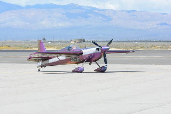 Bill Stein roule sur un Zivko Edge 540 — Photo