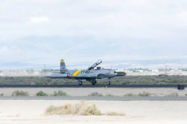 그렉 유선 Colyer는 택시로 Lockheed T-33 — 스톡 사진