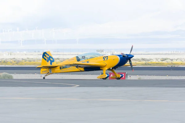 Matt Chapman är är taxning en en Extra 330lx — Stockfoto