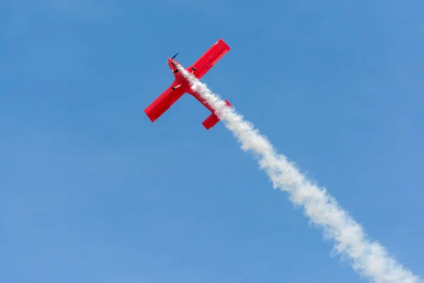 Rob harrison der taumelnde bär fliegt an a zlin 142 — Stockfoto