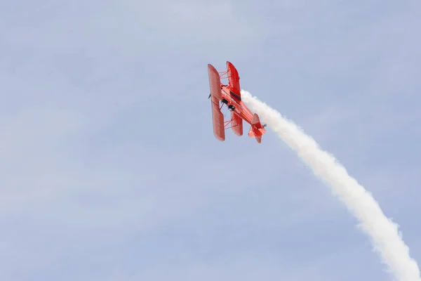 Vicky benzing fliegt ihr 1940 boeing stearman — Stockfoto