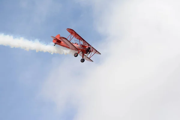 Vicky benzing fliegen ihre 1940 boeing stearman — Stockfoto