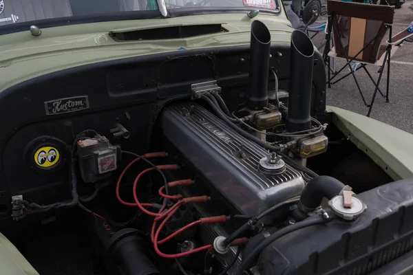 ディスプレイ上の古い車のエンジンの詳細を閉じる — ストック写真