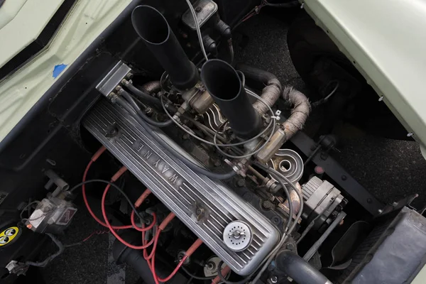 Cerrar los detalles del motor del coche viejo en exhibición — Foto de Stock