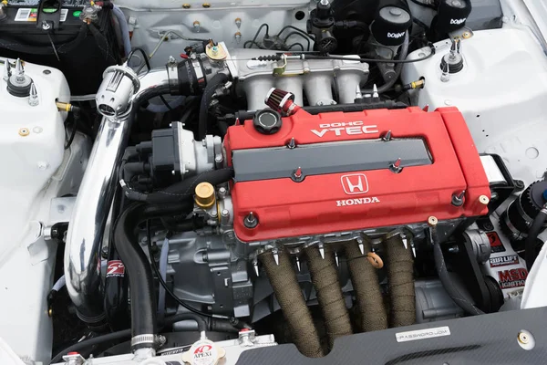 Close up details of Honda engine on display — Stock Photo, Image