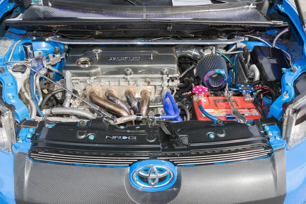 Close up details of Toyota Rukus engine on display — Stock Photo, Image