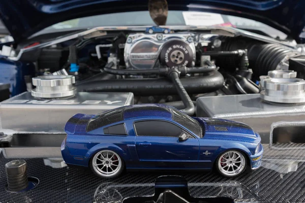 Close up details of Shelby Cobra engine on display — Stock Photo, Image