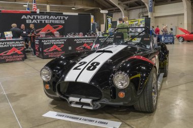 Fabrika beş yarış Cobra ekranda