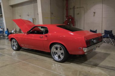 Ford Mustang Mach 1 ekranda