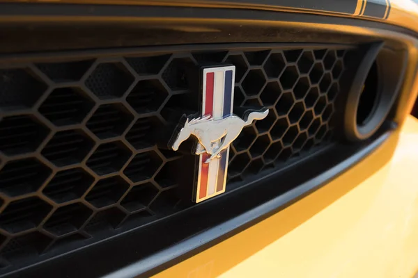 Ford Mustang емблема на дисплеї — стокове фото