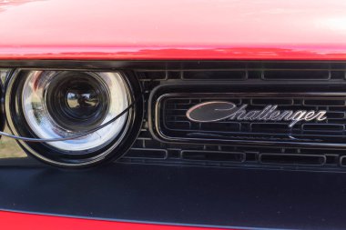 Ekran üzerinde Dodge Charger Rt amblemi