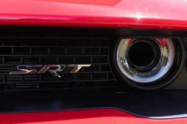 Ekran üzerinde Dodge Challenger Srt amblemi