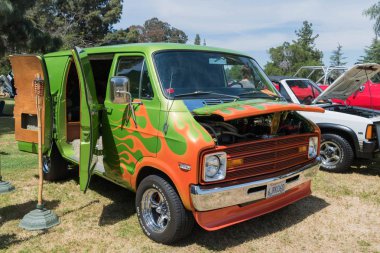 Van b-110 ekranda dodge