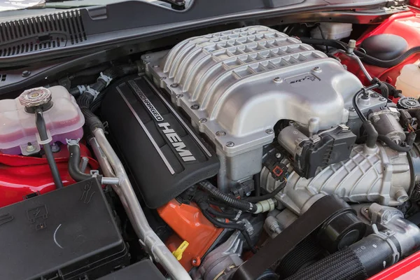 Dodge Challenger Srt motor kiállítva — Stock Fotó