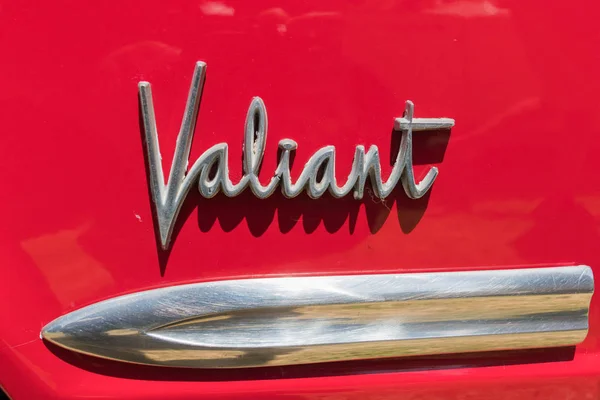 Plymouth Valiant emblema na exposição — Fotografia de Stock