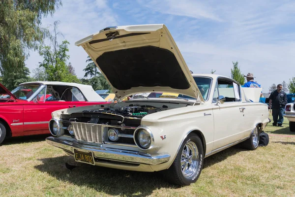 Plymouth Barracuda V8 на выставке — стоковое фото