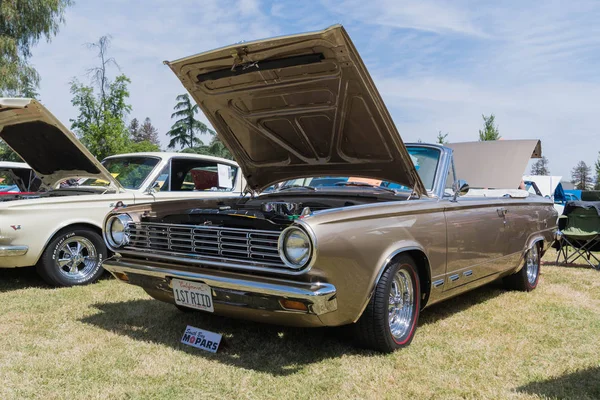 Plymouth Barracuda V8 op display — Stockfoto