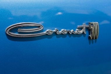 Ekran üzerinde Dodge Coronet 500 amblemi