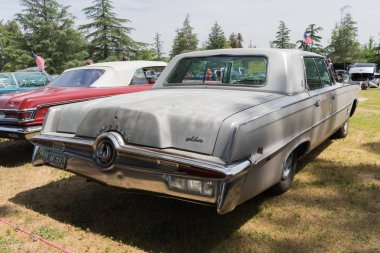 İmparatorluk Chrysler Lebaron ekranda