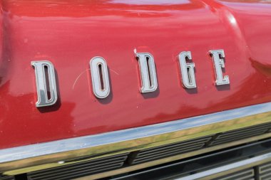 Ekran üzerinde Dodge Coronet amblemi