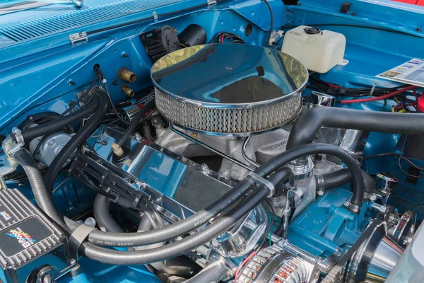 Dodge Dart Gt спорт двигуна на дисплеї — стокове фото