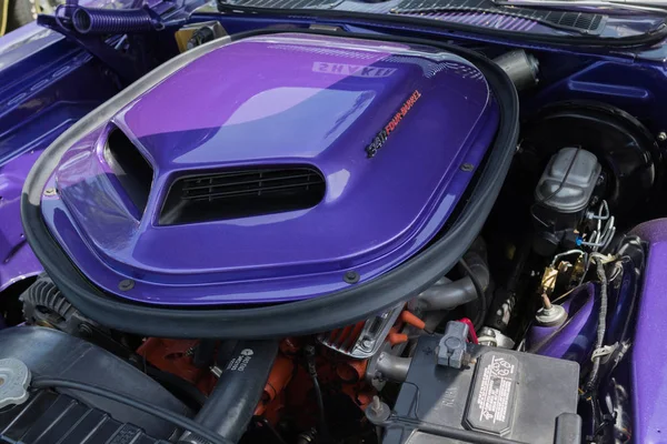 Dodge Challenger Rt silnika na wyświetlaczu — Zdjęcie stockowe