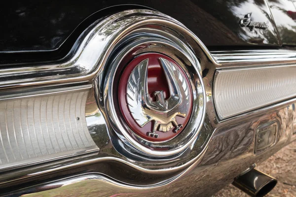 Emblemat Chrysler Imperial 1966 na wyświetlaczu — Zdjęcie stockowe