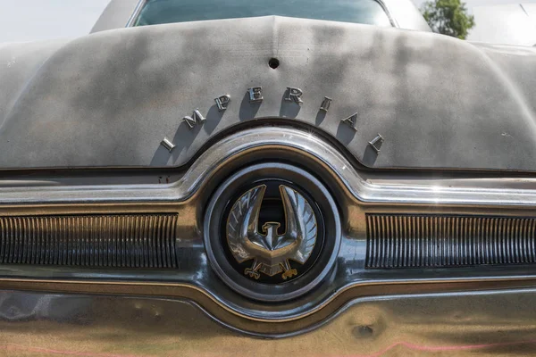 Chrysler imperial lebaron emblem auf dem display — Stockfoto