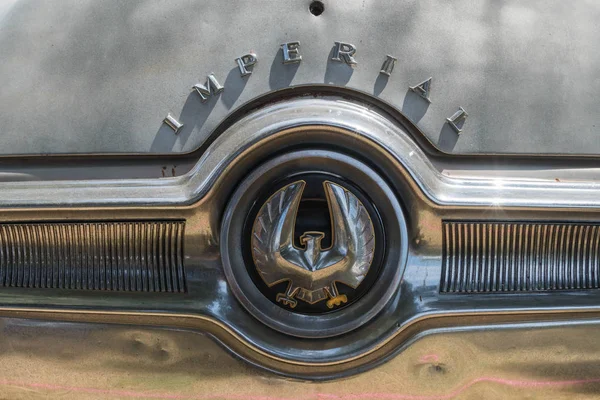 Chrysler imperial lebaron emblem auf dem display — Stockfoto