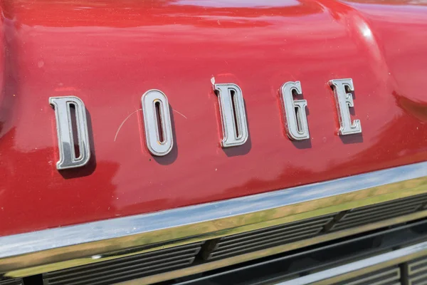 Dodge Coronet emblema em exposição — Fotografia de Stock